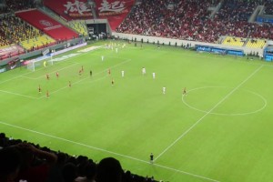真滑铁卢！实拍：前一秒成都球迷还载歌载舞，后一秒直呼“WNM”